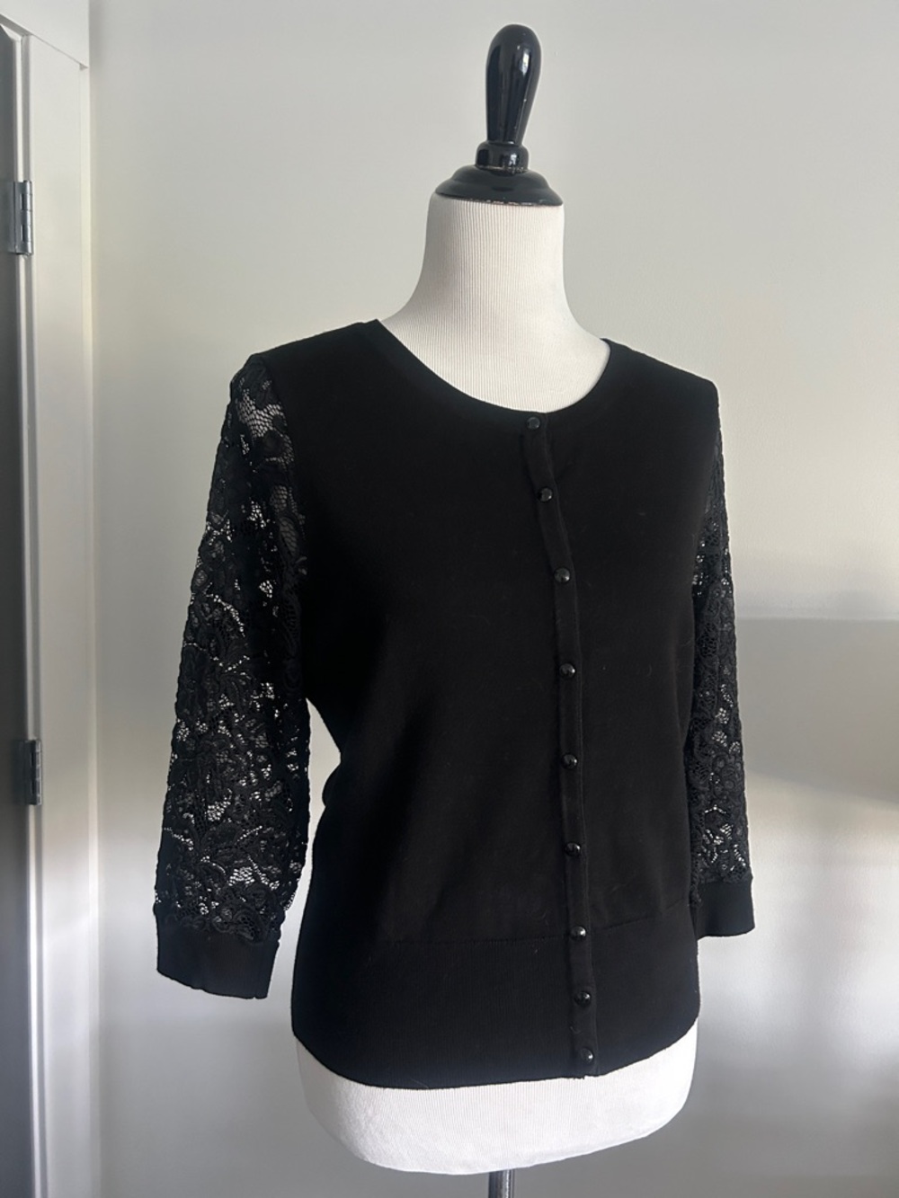 White House black Market M Black Lace 3/4 Sleeve fitted snap front Cardigan